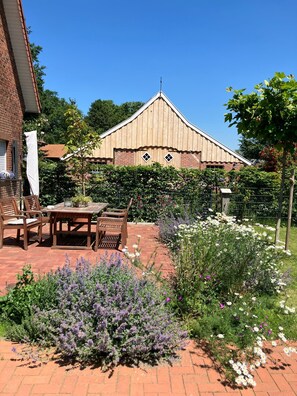 Outdoor dining - Cozy vacation home in a rural location with a large garden (Gescher)