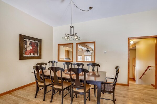 Talo, useita sänkyjä (Top Star Retreat) | Ruokailu