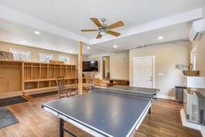 Talo, useita sänkyjä (Top Star Retreat) | Pelihuone