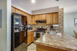 Condo, 1 Queen Bed with Sofa bed (Pico E205) | Private kitchen - Pico E205 (Killington)