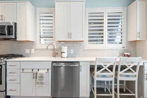 Fridge, microwave, oven, stovetop - Beautiful villa with easy beach access (Destin)