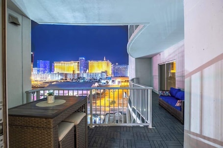 2100 SqFt Penthouse Suite - Strip Views! POOL GYM