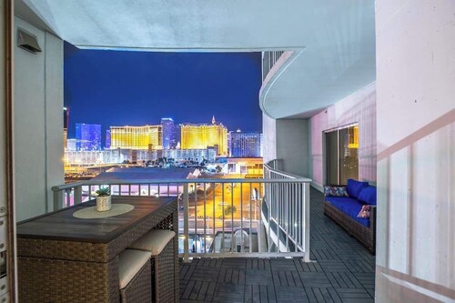 2100 SqFt Penthouse Suite - Strip Views! POOL GYM
