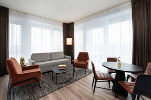 Room, 1 Queen Bed, Balcony, Corner | Living area | 55-inch TV with digital channels, iPod dock, MP3 dock - Holman Riverfront Park Hotel Salem, Tapestry by Hilton (Salem)