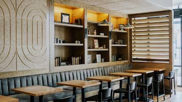 2 restaurants; breakfast, lunch, and dinner served