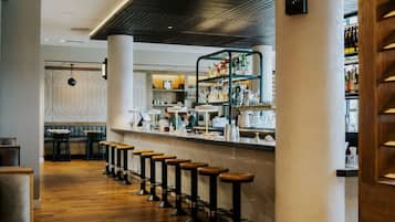 2 restaurants; breakfast, lunch, and dinner served
