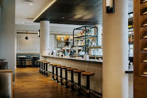 2 restaurants; breakfast, lunch and dinner served