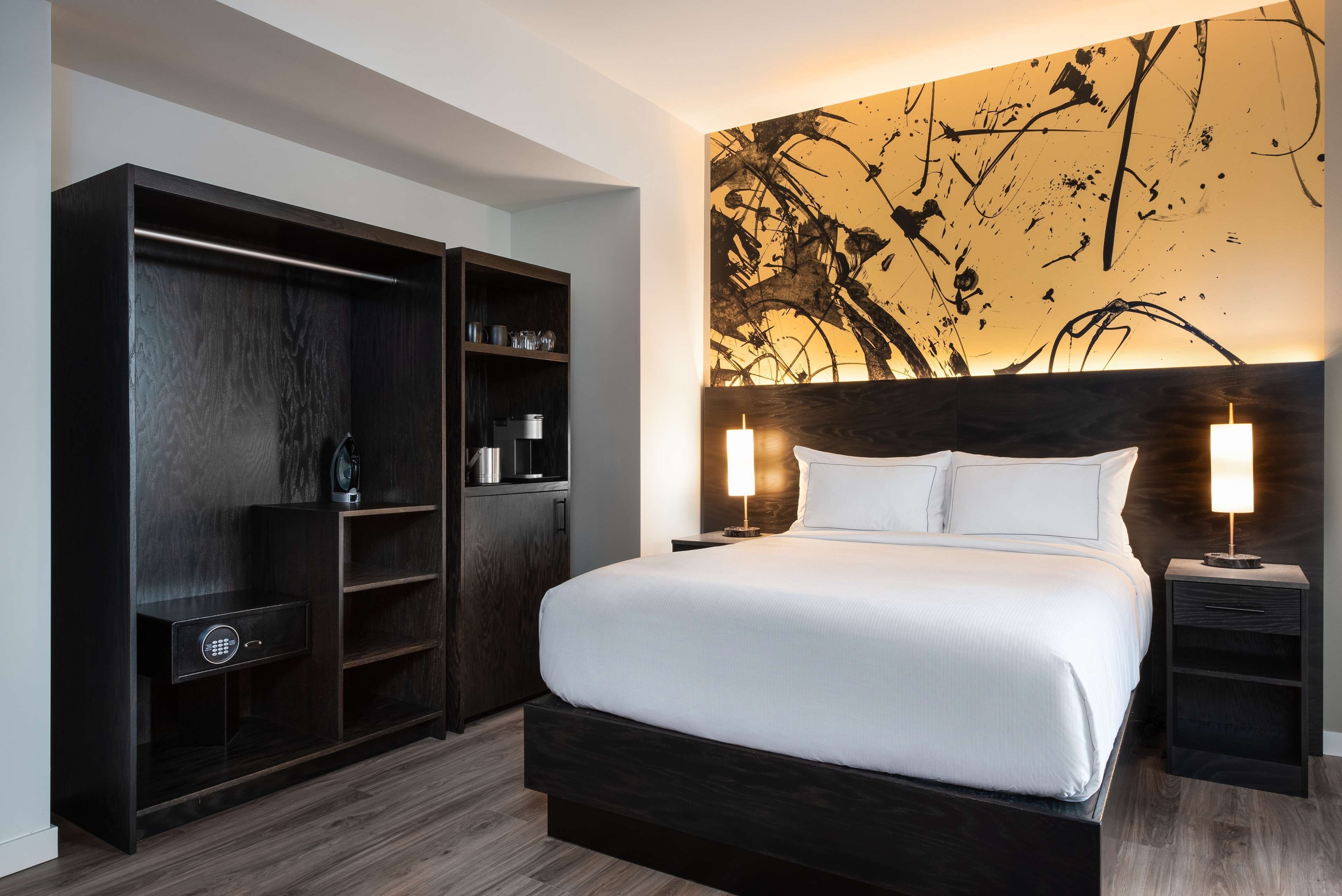 Room, 1 Queen Bed | Hypo-allergenic bedding, down duvets, pillow-top beds, in-room safe