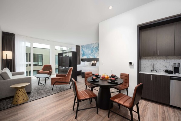 Rom, 2 queensize-senger, tekjøkken | Eget kjøkken | Minikjøleskap, kaffetrakter/tekoker og høy barnestol