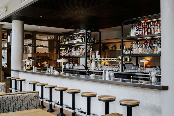 2 restaurants; breakfast, lunch, and dinner served