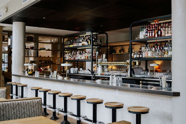 2 restaurants; breakfast, lunch and dinner served 