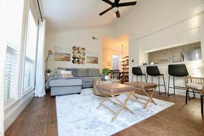Smart-TV, Kamin, Netflix, Hulu