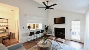 Smart TV, fireplace, Netflix, Hulu