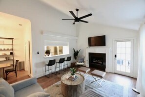 Smart TV, fireplace, Netflix, Hulu - Cozy 2 bed/2 bath home with sleeper sofa (Dallas)