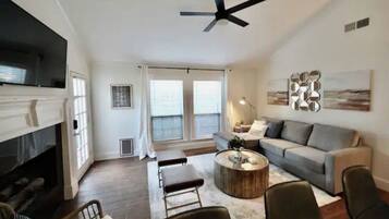 Smart-TV, Kamin, Netflix, Hulu