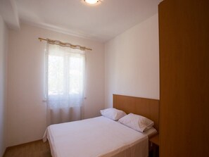 4 habitaciones, tabla de planchar con plancha, internet y ropa de cama 