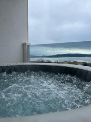 Outdoor spa tub - Luxury Villa La nonna Ana - entertainment,fitness,pool,sea view (Kastel Sucurac)