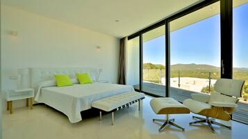 5 slaapkamers, een strijkplank/strijkijzer, internet, beddengoed