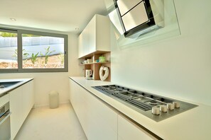 Frigorífico, microondas, horno y placa de cocina