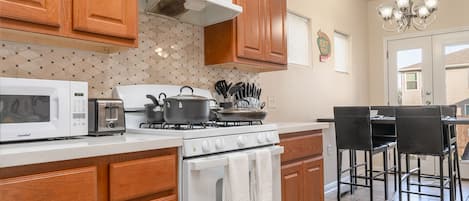 Een koelkast, een magnetron, een oven, een kookplaat