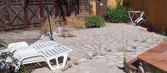 VILLA SLEEPS 5 IN THE COUNTRYSIDE WITH OUTDOOR POOL AND LAND