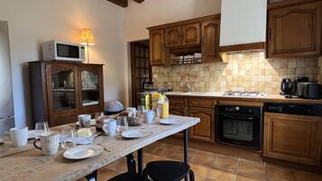Coffee/tea maker, fridge, microwave, oven