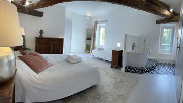 3 bedrooms, travel cot, WiFi