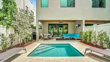 Alberca al aire libre y alberca climatizada