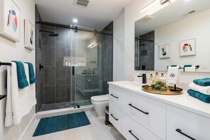 Tina, secadora de cabello, toallas, shampoo 