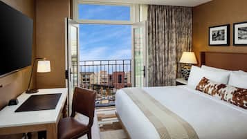 Tallelokero huoneessa, yksilöllisesti sisustettu, työpöytä