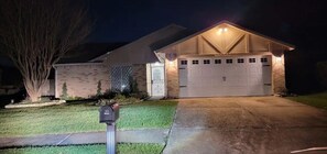 Exterior detail - Cozy 3-bedroom residential home at cul de sac (Houston)