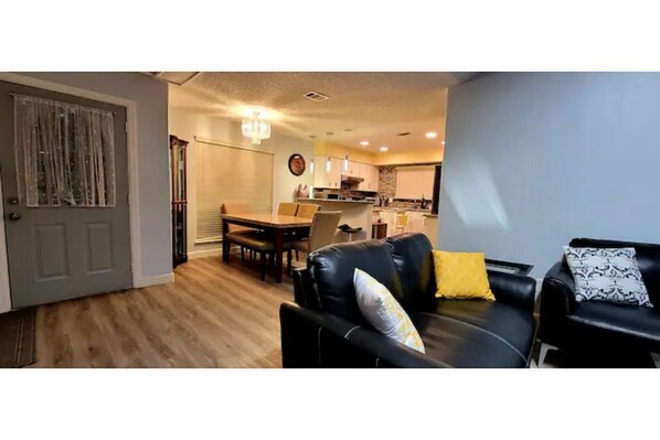 Living area - Cozy 3-bedroom residential home at cul de sac (Houston)