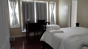 Una habitación de hotel con una cama, un escritorio y una silla.