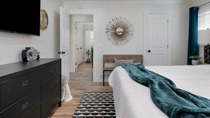 3 soverom, skrivebord, strykejern/-brett og reiseseng for barn