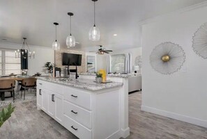 Fridge, microwave, oven, stovetop - Cheerful Oasis|3bd 2bath|Central Location|FamIlies (Amarillo)