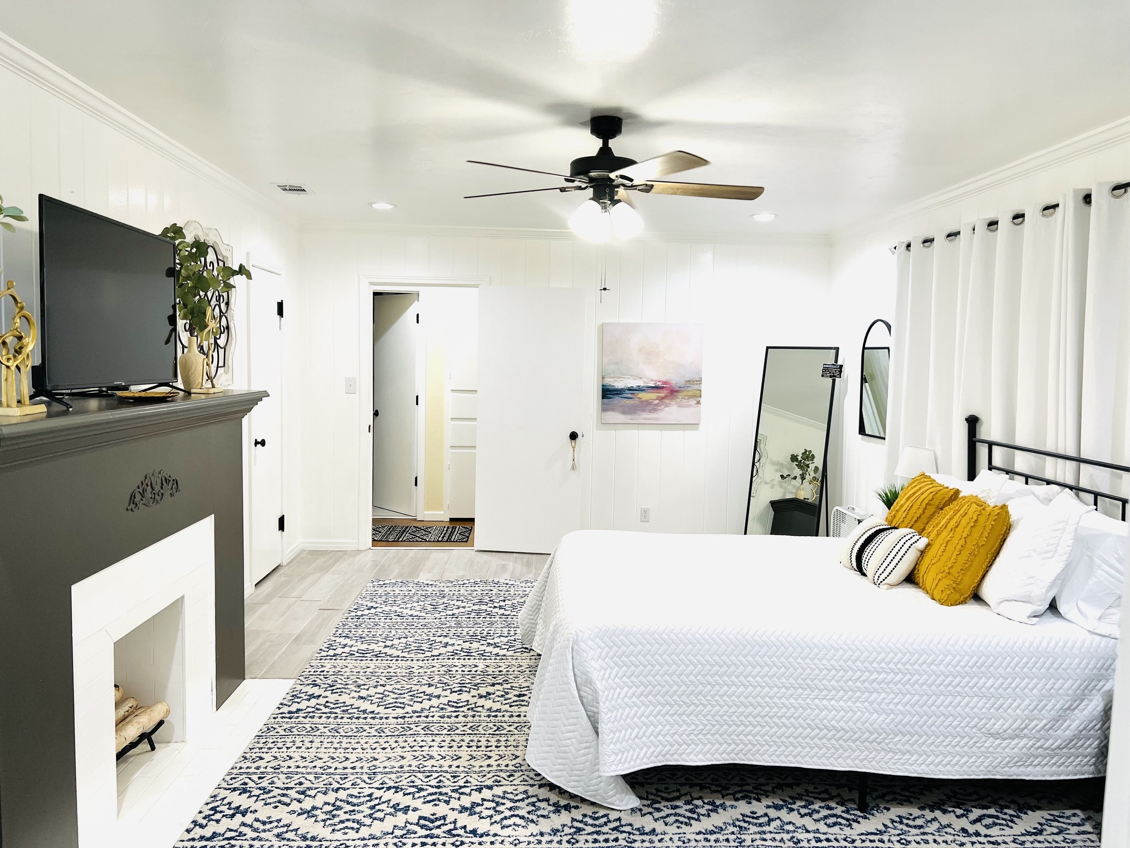 4 habitaciones, escritorio y tabla de planchar con plancha 