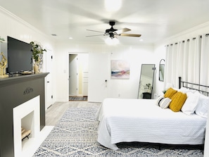 4 chambres, bureau, fer et planche à repasser, lit parapluie