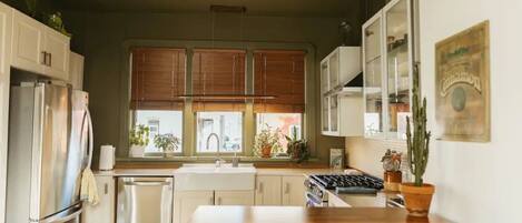 冷蔵庫、電子レンジ、オーブン、コンロ