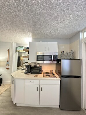 冷蔵庫、電子レンジ、コンロ、コーヒー / ティーメーカー