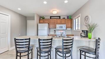 Fridge, microwave, stovetop, dishwasher