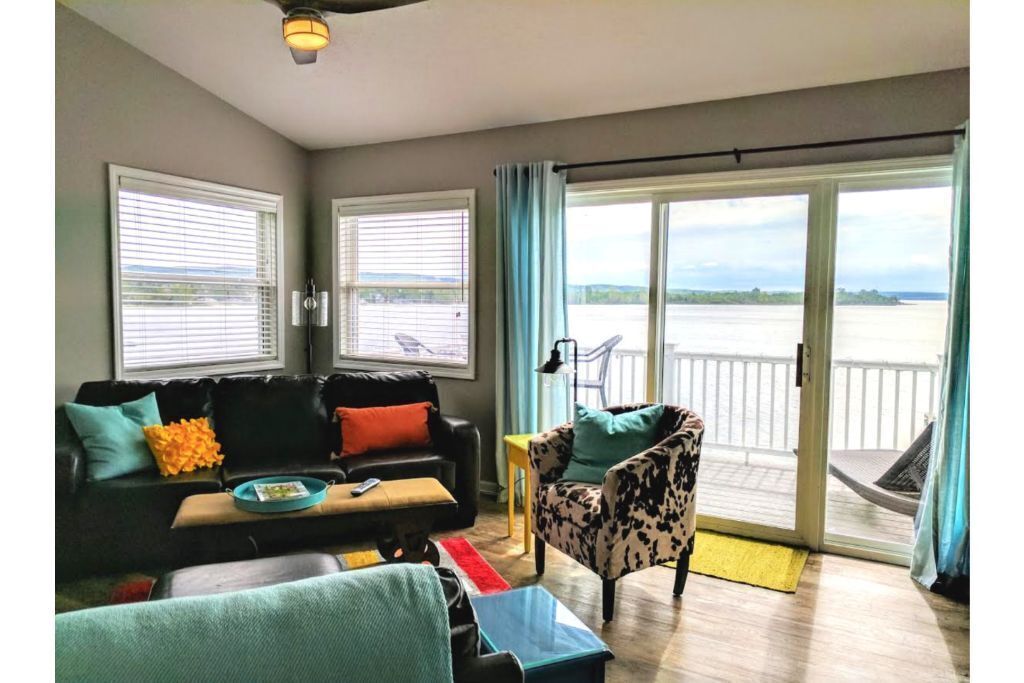 Cheerful Lakefront Condo Between 2 Lakes