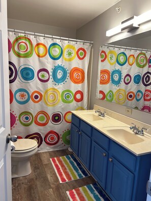 Duschwanne, Whirlpool, Haartrockner, Handtücher