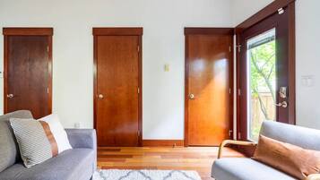 Smart TV, computer monitors