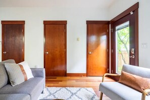 Smart TV, computer monitors