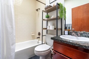 Bañera con ducha, secador de pelo, toallas, jabón