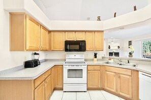 ثلاجة، ميكروويف، فرن، موقد طهي مسطح