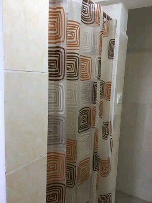 Combined shower/tub, towels, toilet paper