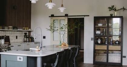 Spacious Luxury Apt. Chippewa Historic District