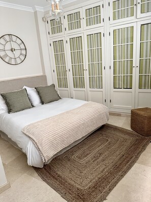 4 bedrooms, in-room safe, desk, iron/ironing board