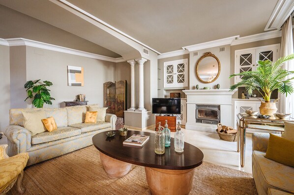 Smart TV, fireplace, stereo
